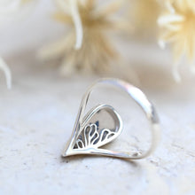 Load image into Gallery viewer, Dendritic Agate V Shank Ring