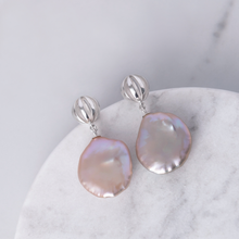 Load image into Gallery viewer, Eden Keshi Pearl Round Earrings